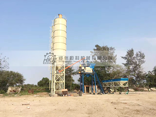 HZS50混凝土攪拌（bàn）站安裝現場
